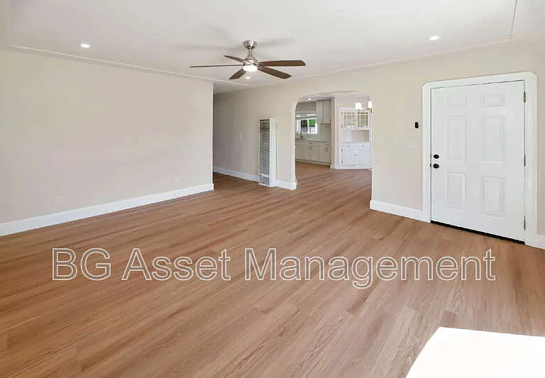 2801 Sabral Cir — Photo 2