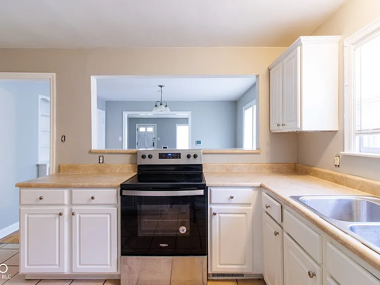 6149 Broadway St — Photo 11