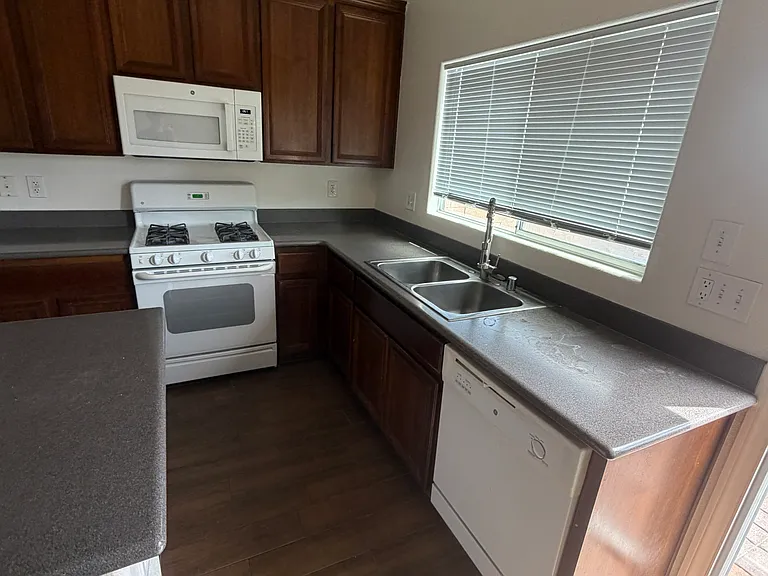 9486 Oro Bullion St — Photo 3