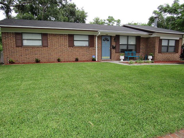 1st image of 979 N Brookview Dr