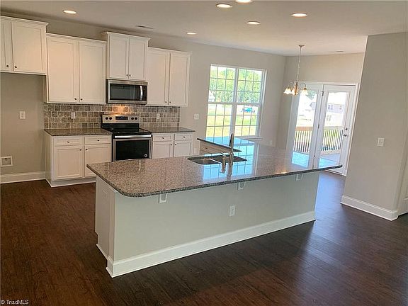 Kitchen Island/Dining Area