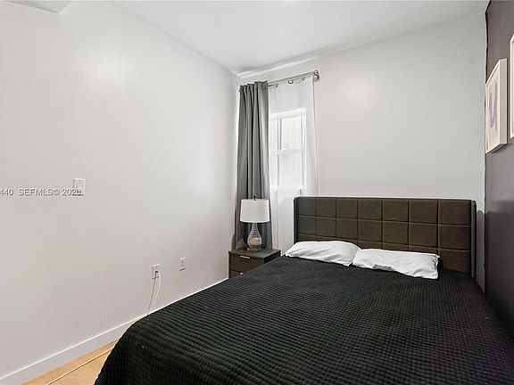 4th image of 810 7th St Unit 102