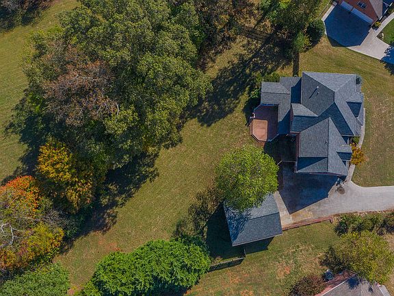 3rd image of 8066 Leclay Dr