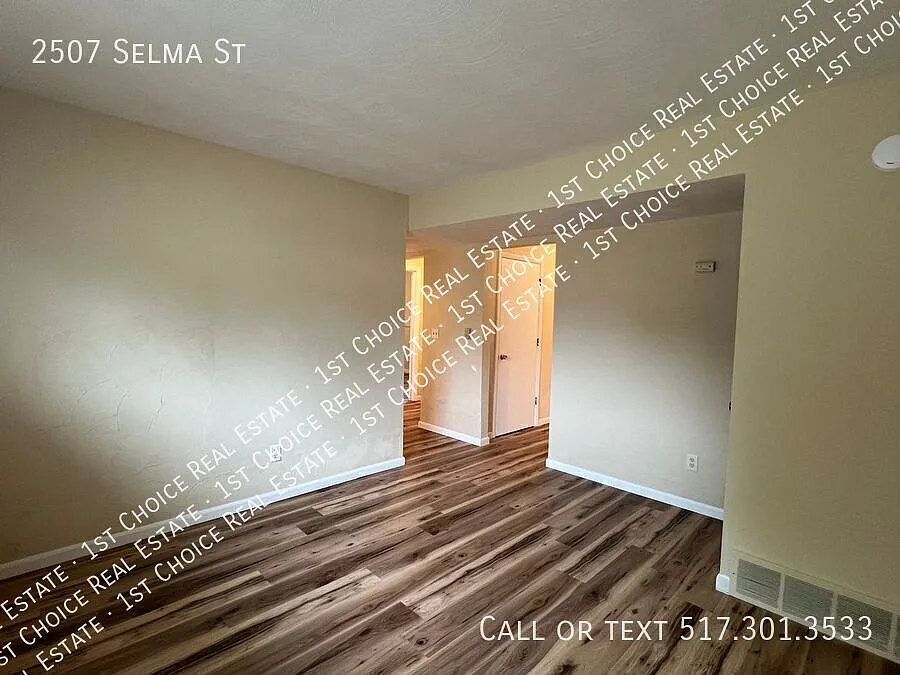 2-Bdr 1-Bth Duplex In Holt — Photo 2
