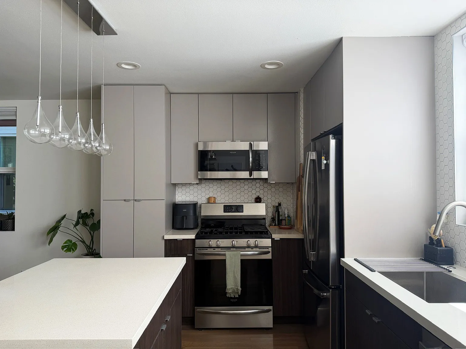4BD/3.5BA West Seattle Townhome w/ Loft & 2-Car Garage — Photo 4