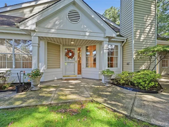 9 Oakdale Court, Ridge, NY 11961