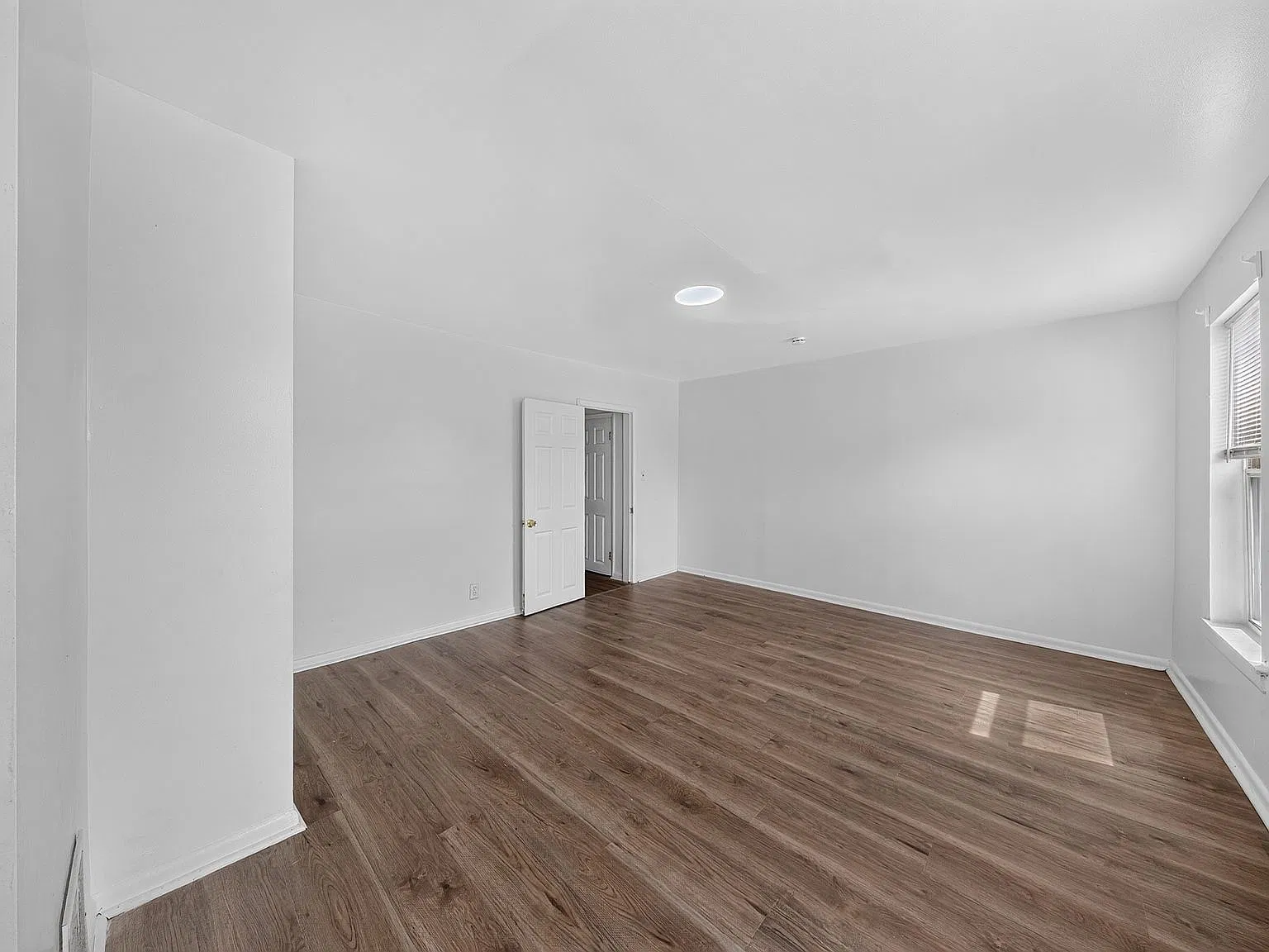 803 W 7th St — Photo 4