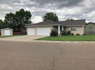 1274 Alexander Dr, Dickinson, ND 58601