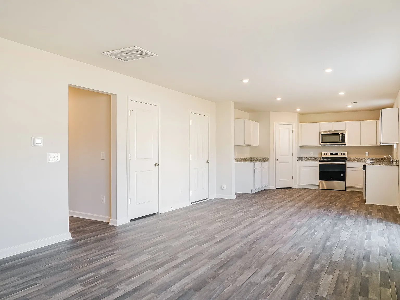 3 bed, 3.0 bath, 2014 sqft, $1,899 — Photo 3
