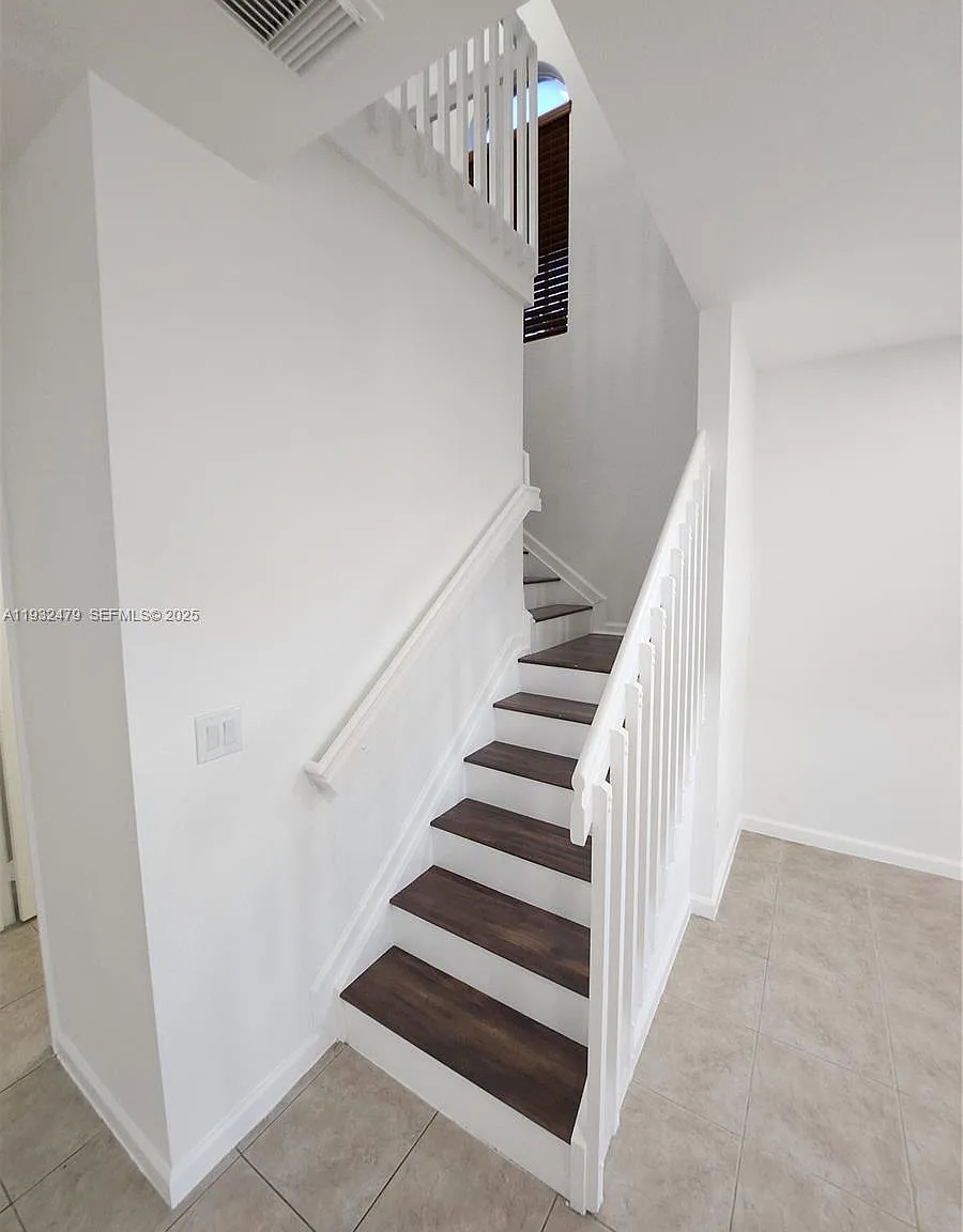 4 bed, 2211 sqft, $3,100 — Photo 2