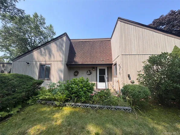 20 Strathmore Gate Dr, Stony Brook, NY 11790