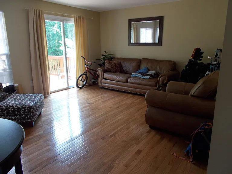 Living Rm
+ door to deck