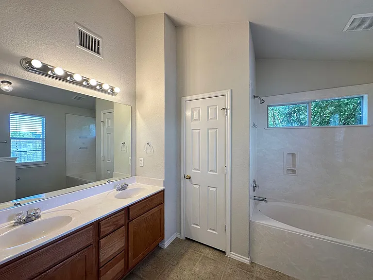 4700 Sydney Harbour Ct — Photo 24