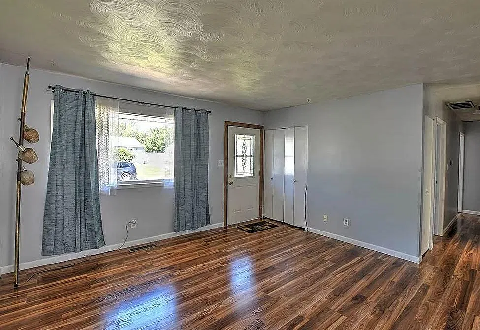3 bed, 950 sqft, $1,200 — Photo 4