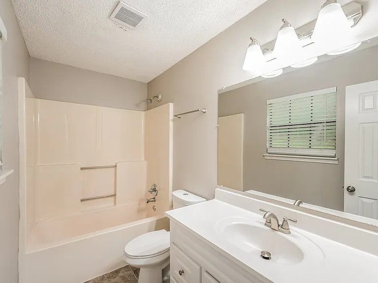 1100 Westchester Pkwy — Photo 13