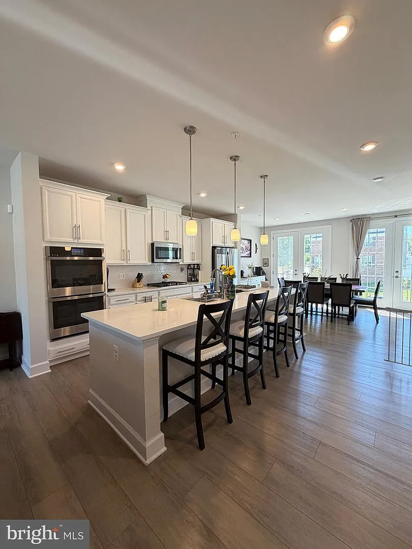 3 bed, 5.0 bath, 2880 sqft, $4,150 — Photo 2
