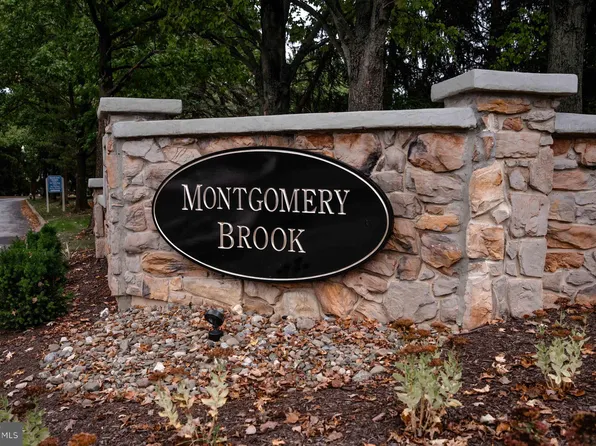 815 Foxmeadow Dr, Royersford, PA 19468