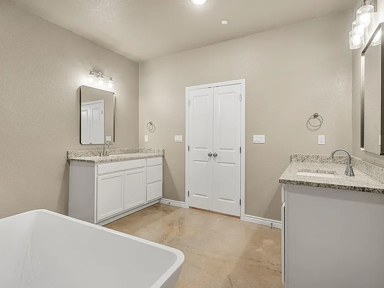 408 W Avenue C — Photo 16
