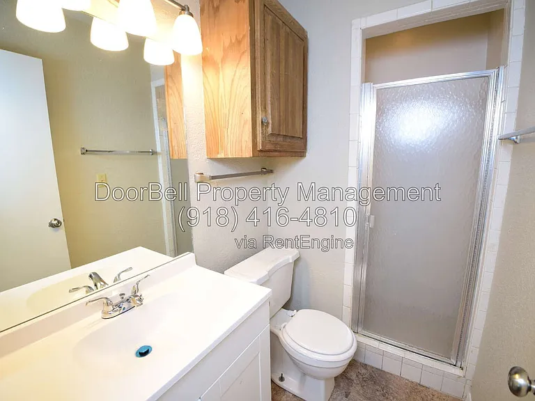 740 W Commercial St — Photo 18