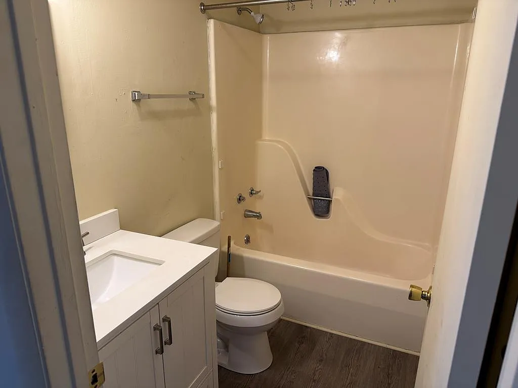 2 bed, 1.0 bath, $1,200 — Photo 4