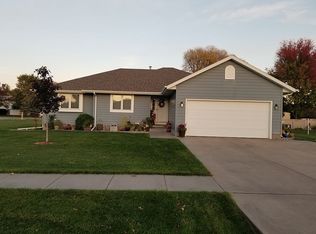 607 Swan Ln, Grand Island, NE 68801