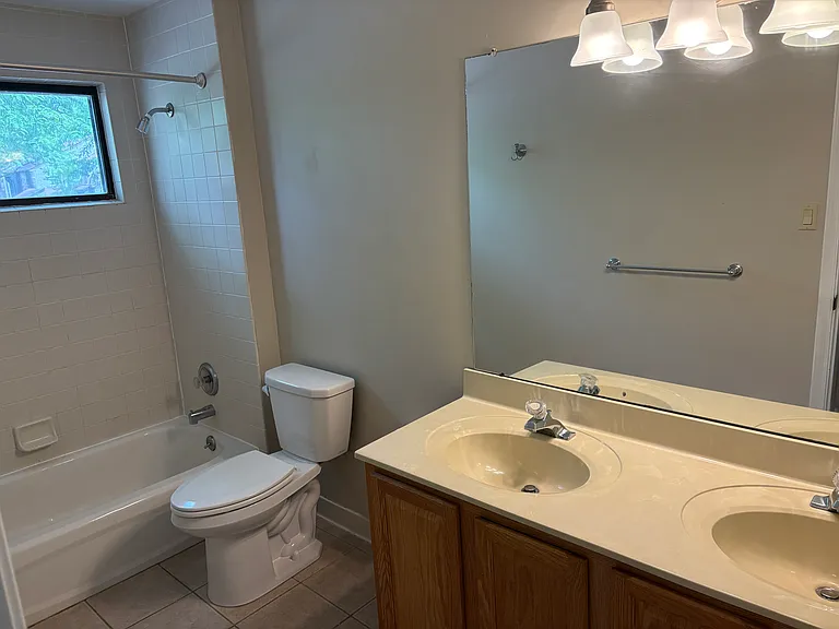 323 Milford Ct — Photo 22