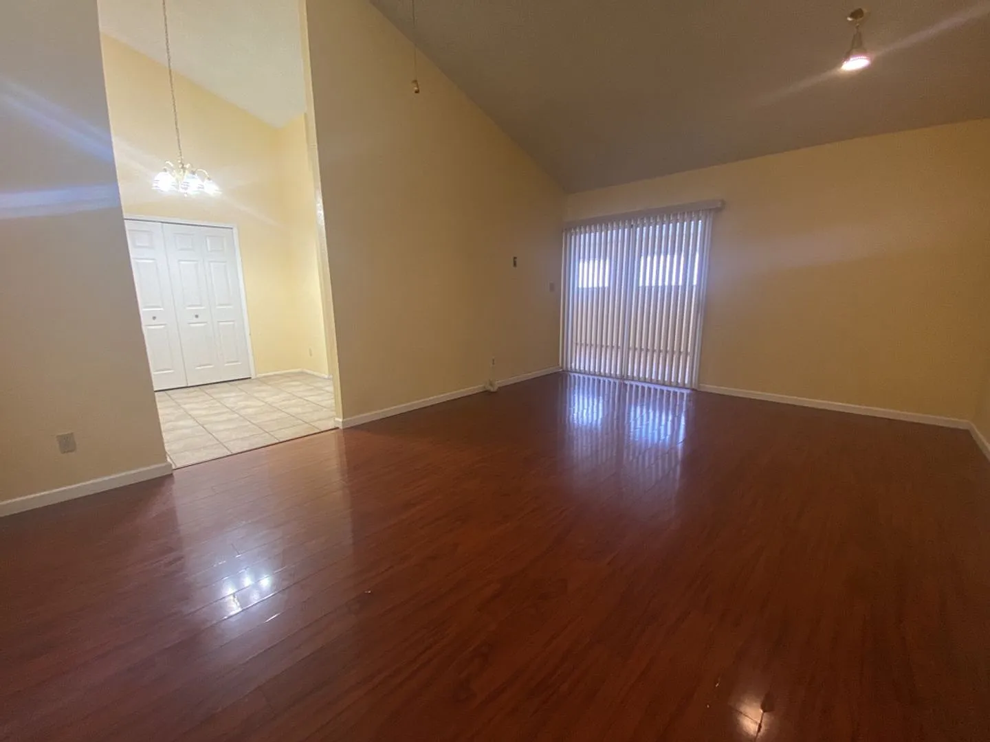 Large 3 bedroom/2 bath home with an office/den & screened in patio — Photo 3