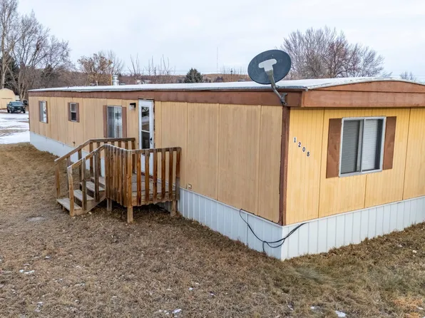 1208 Frontier Trl S, Mandan, ND 58554