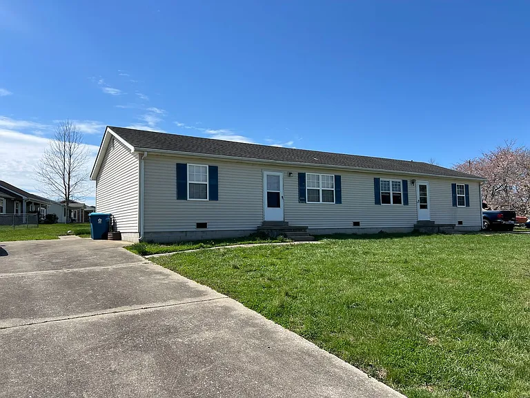 1719 Lynn Dr — Photo 1