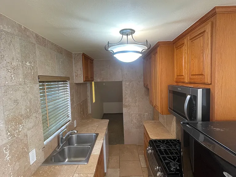 2409 Manhattan Ave #A — Photo 8