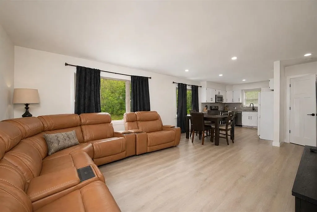 3 bed, 2.0 bath, 1800 sqft, $2,595 — Photo 4