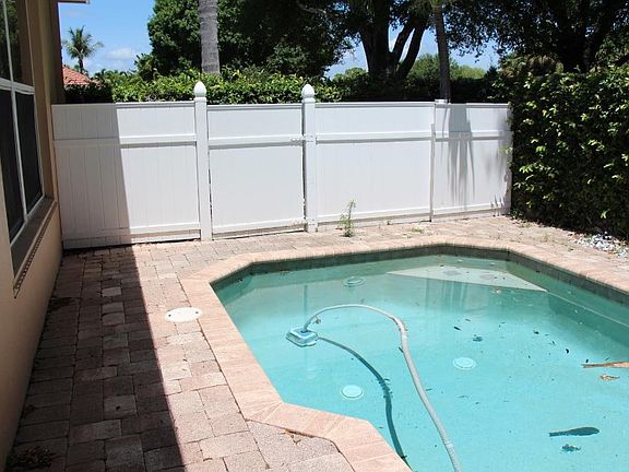 4th image of 290 Sussex Cir