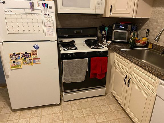 4th image of 436 Fox Hills Dr #2