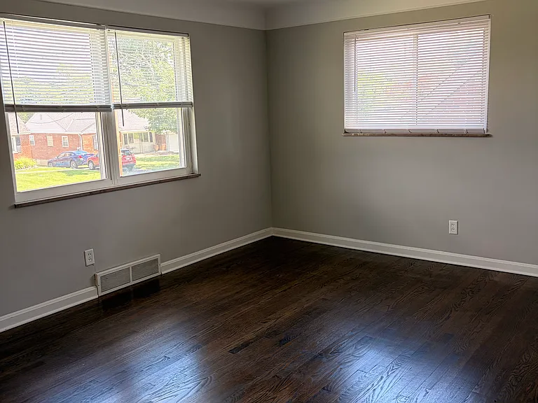4933 Charlemar Dr — Photo 4
