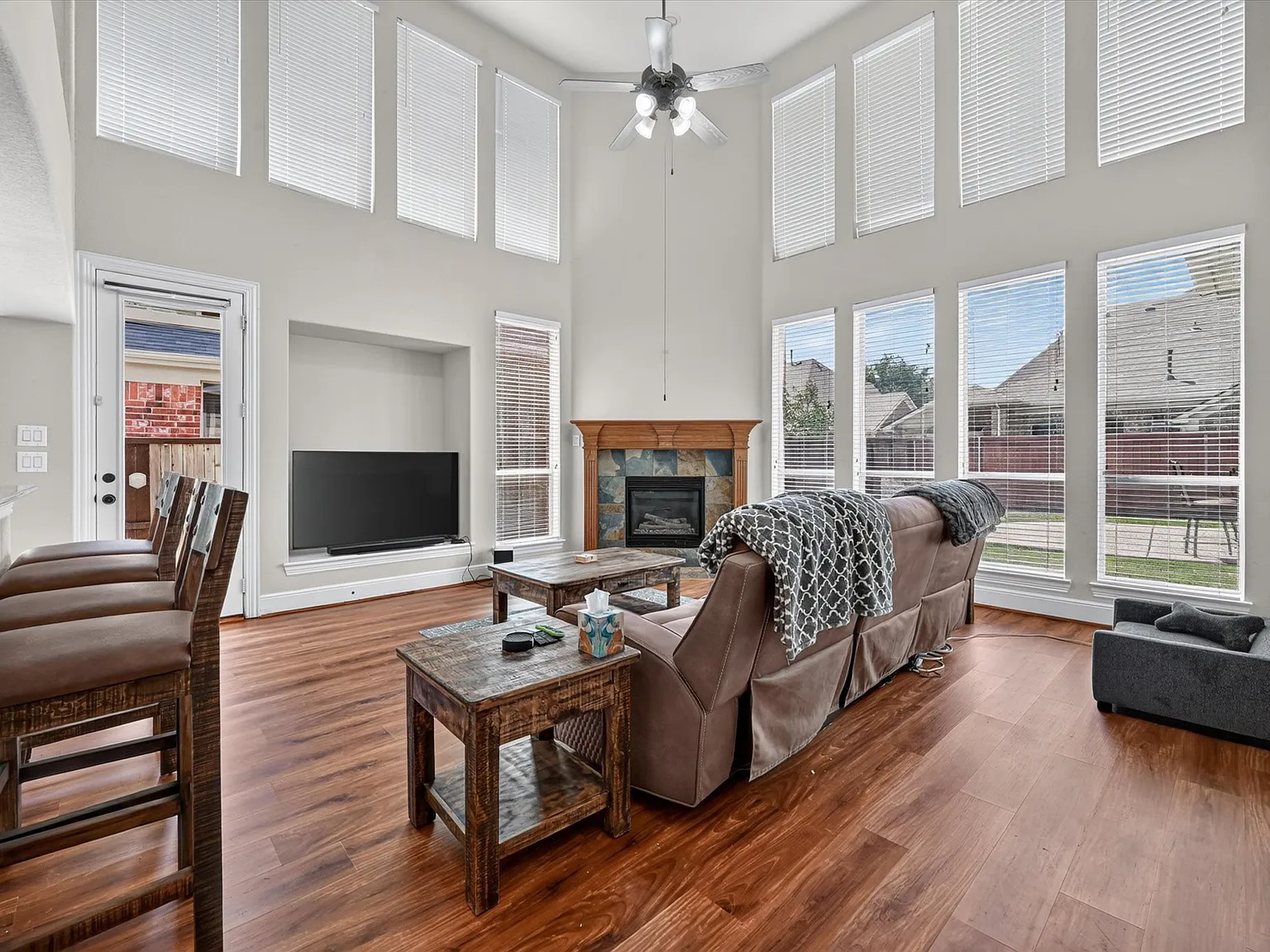 5 bed, 3674 sqft, $3,850 — Photo 3