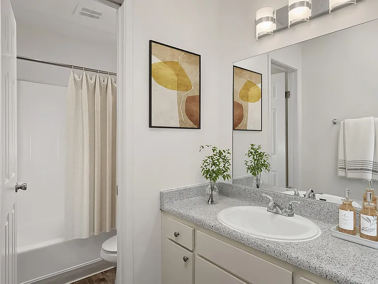 Woodland Hills Apartments — Photo 7