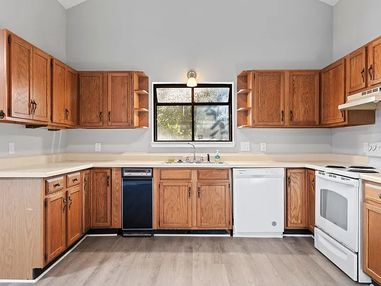 723 Prestwick Dr — Photo 11