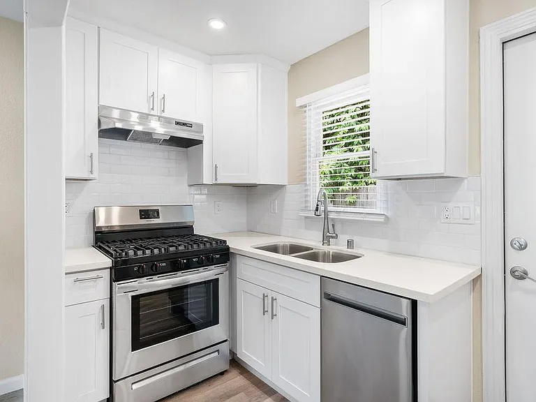 5480 Capistrano Ave #3 — Photo 9