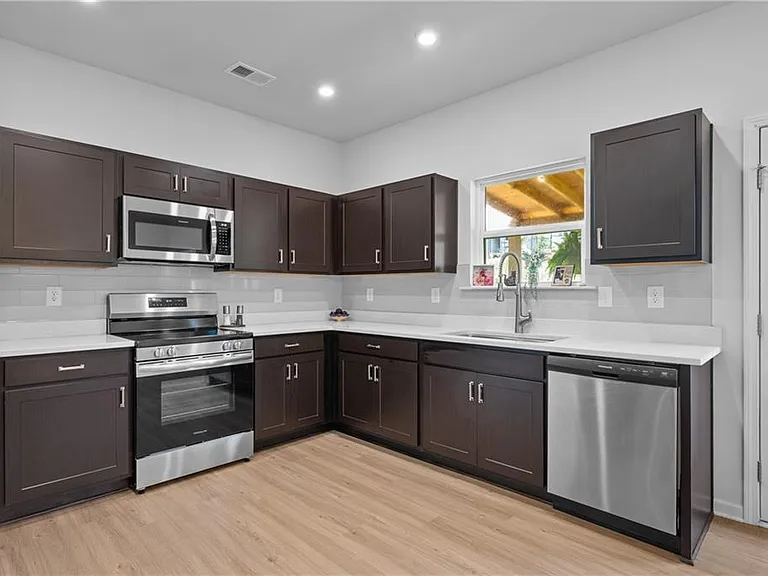 229 Dupont Dr — Photo 9