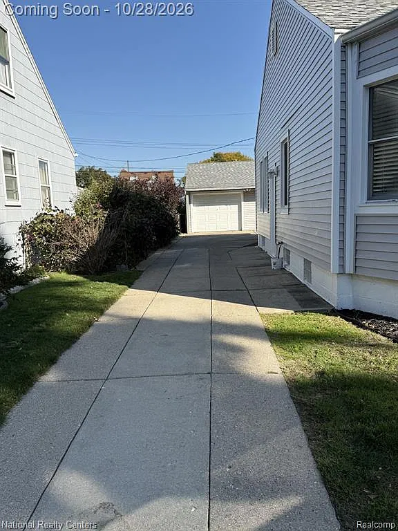 2 bed, 1.5 bath, 1628 sqft, $2,100 — Photo 2