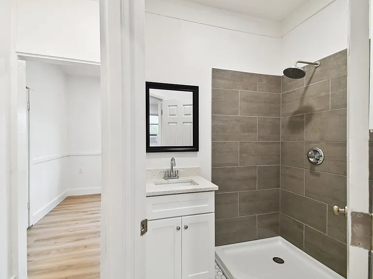 215 S Howard Ave #E — Photo 8
