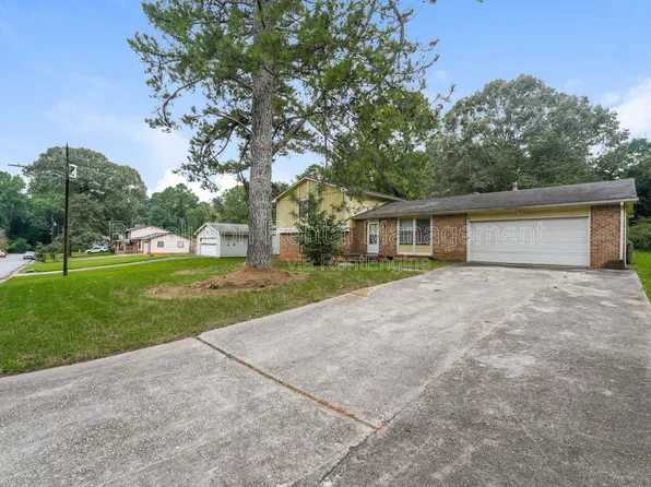 471 Rock Meadow Dr, Stone Mountain, GA 30088