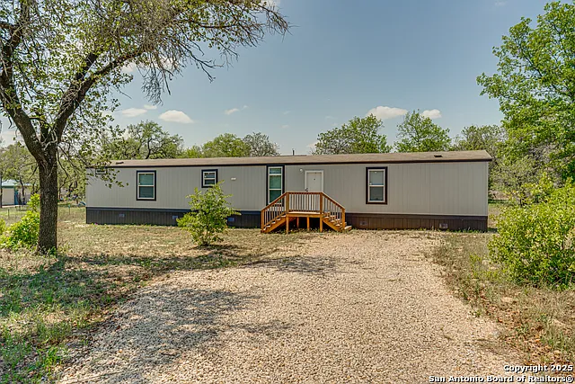 3 bed, 2.0 bath, 1216 sqft, $2,000 — Photo 2