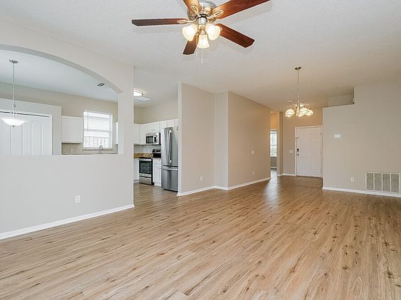 3rd image of 18211 Hollyhills Way