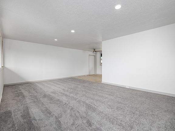 Entry looking towards dining/Kitchen