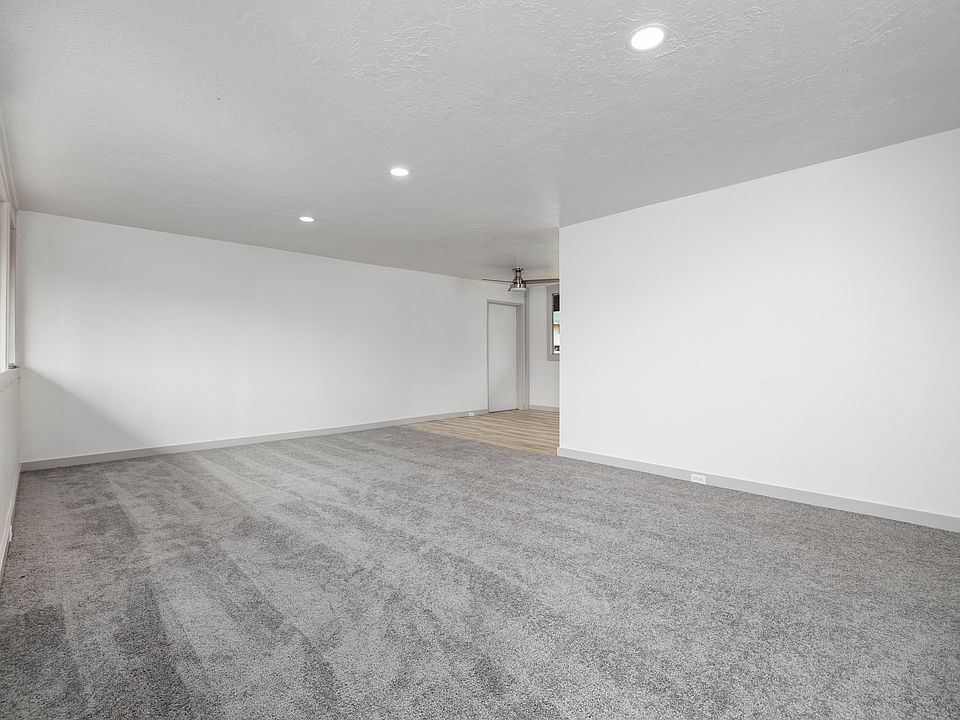 Entry looking towards dining/Kitchen