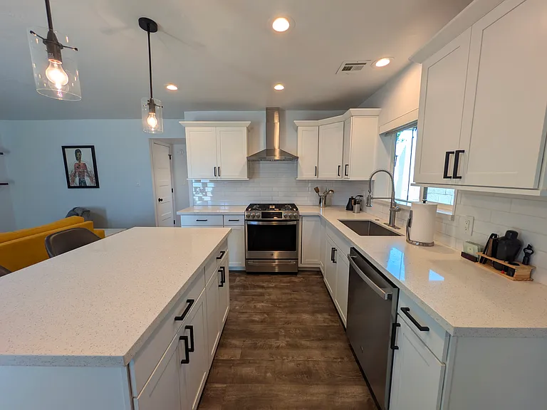 1022 W Mission Ln — Photo 9