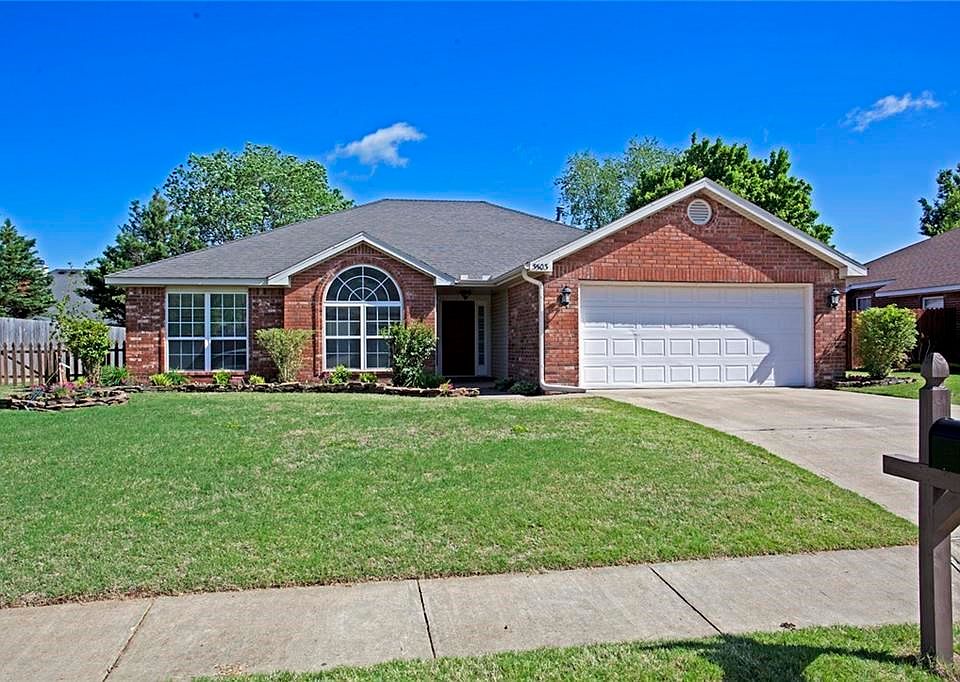 Great curb appeal! Home conveniently located close to I-49, schools, restaurants, movie theater, and shopping. WELCOME HOME