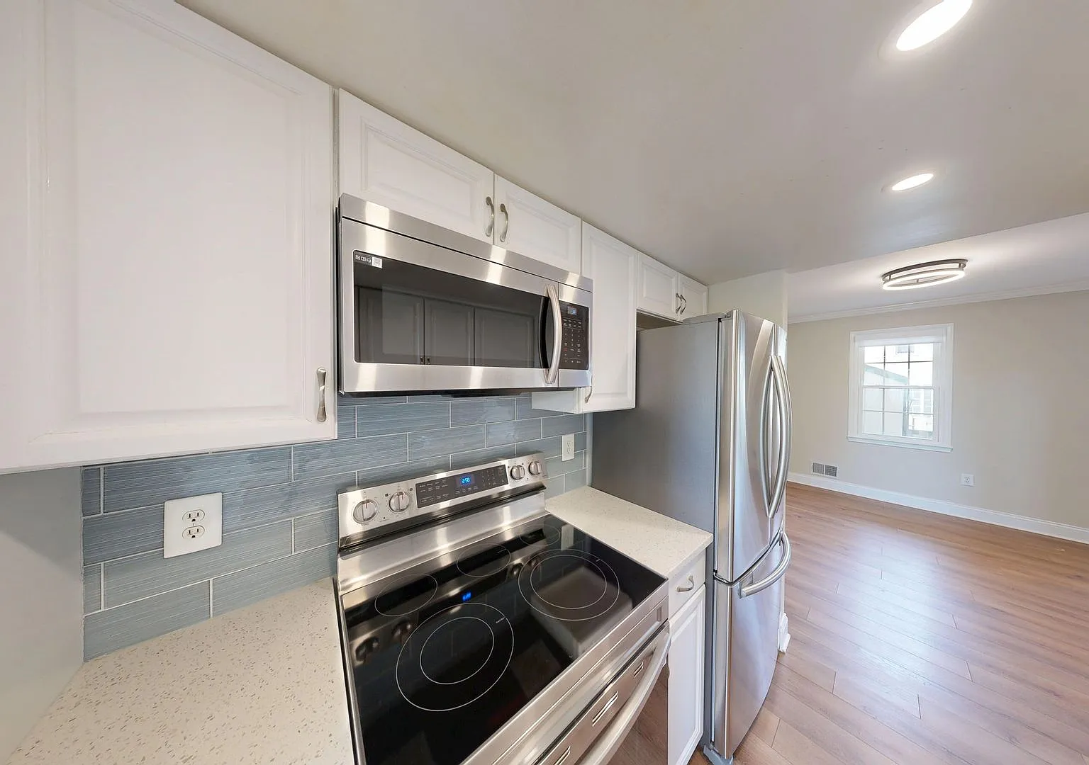 Beautifully updated 3Bed/3.5 townhome! — Photo 2