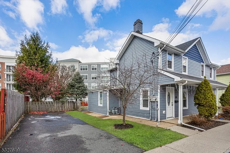 2 bed, 1.0 bath, $2,650 — Photo 2